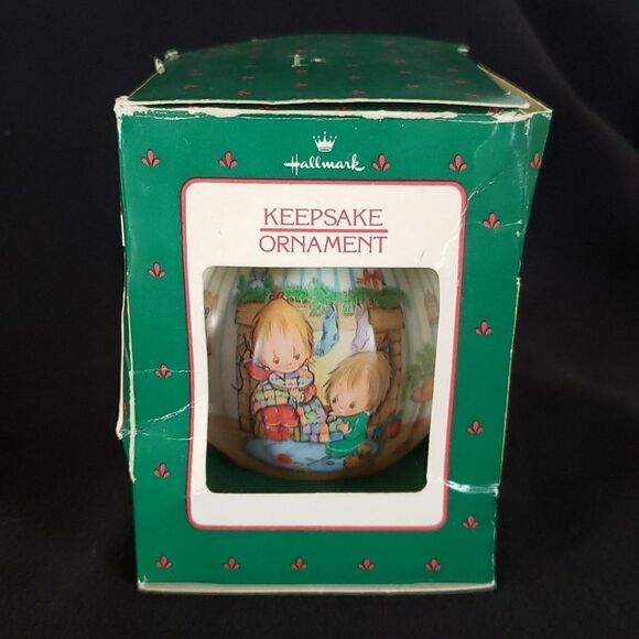 Vintage Hallmark Betsey Clark: Home for Christmas Glass Ball Ornament Dated 1988 - Picture 8 of 13